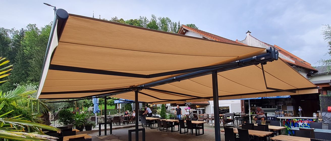 Bild enthält, Indoors, Restaurant, Cafe, Cafeteria, Wood, Person, Interior Design, Chair, Canopy, Plywood