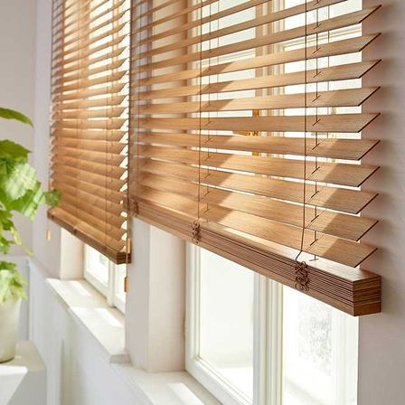 Bild enthält, Home Decor, Window, Curtain, Window Shade, Plant, Hardwood, Stained Wood, Wood, Windowsill, Bay Window
