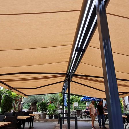Bild enthält, Shelter, Person, Canopy, Indoors, Interior Design, Furniture, Shoe, Lounge, Hat, Cafe