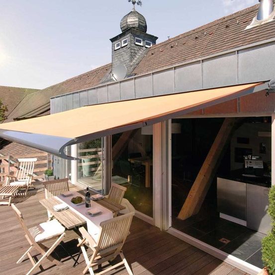 Bild enthält, Awning, Canopy, Chair, Plant, Building