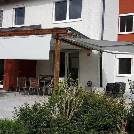 Bild enthält, Building, Awning, Canopy, Chair, Housing, House, Porch, Patio