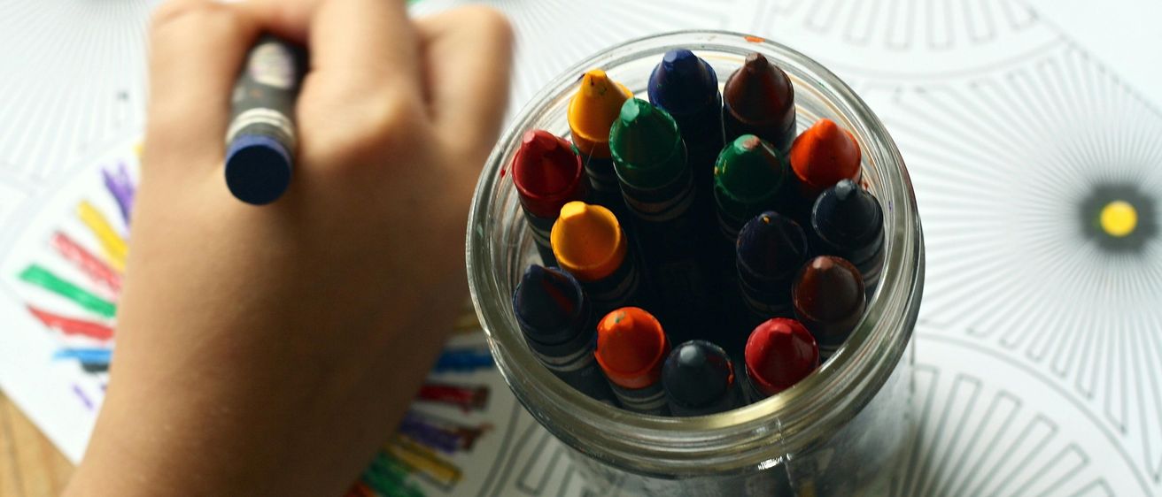 Bild enthält, Crayon, Person