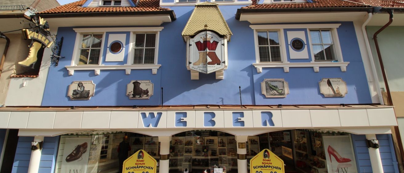 Bild enthält, Person, Building, City, Monastery, Housing, House, Roof, Window, Shoe, Neighborhood