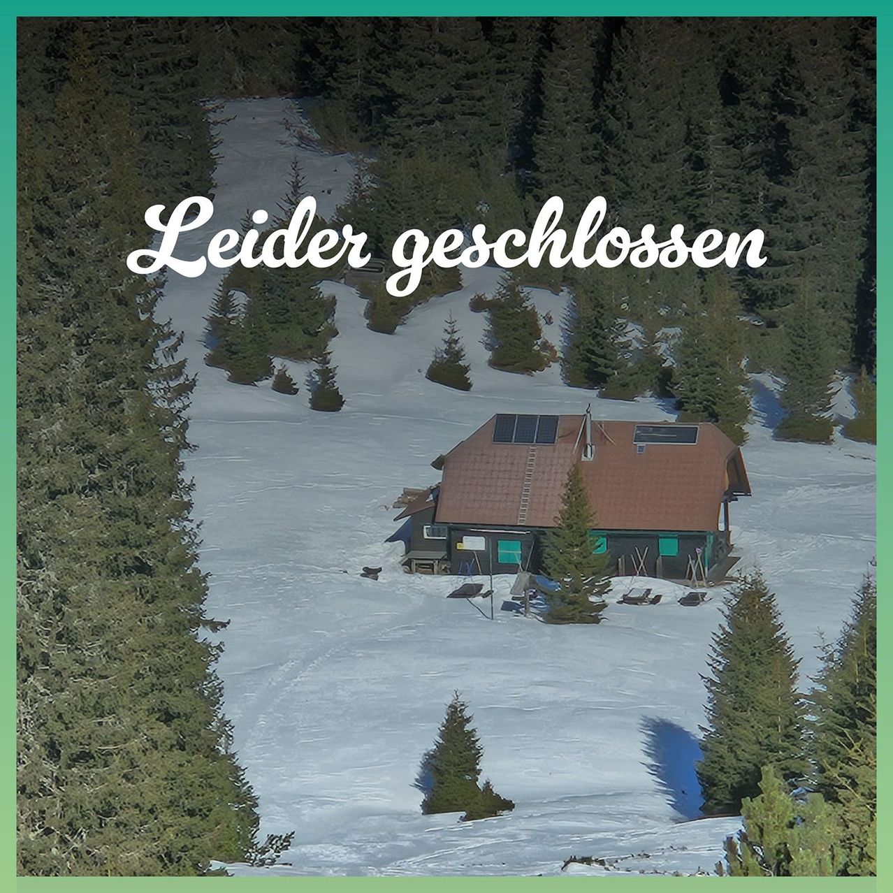Luftaufnahme eines kleinen Hauses in einem verschneiten Wald. Der Schild zeigt 'Leider geschlossen'. Das Haus hat Solarmodule auf dem Dach.