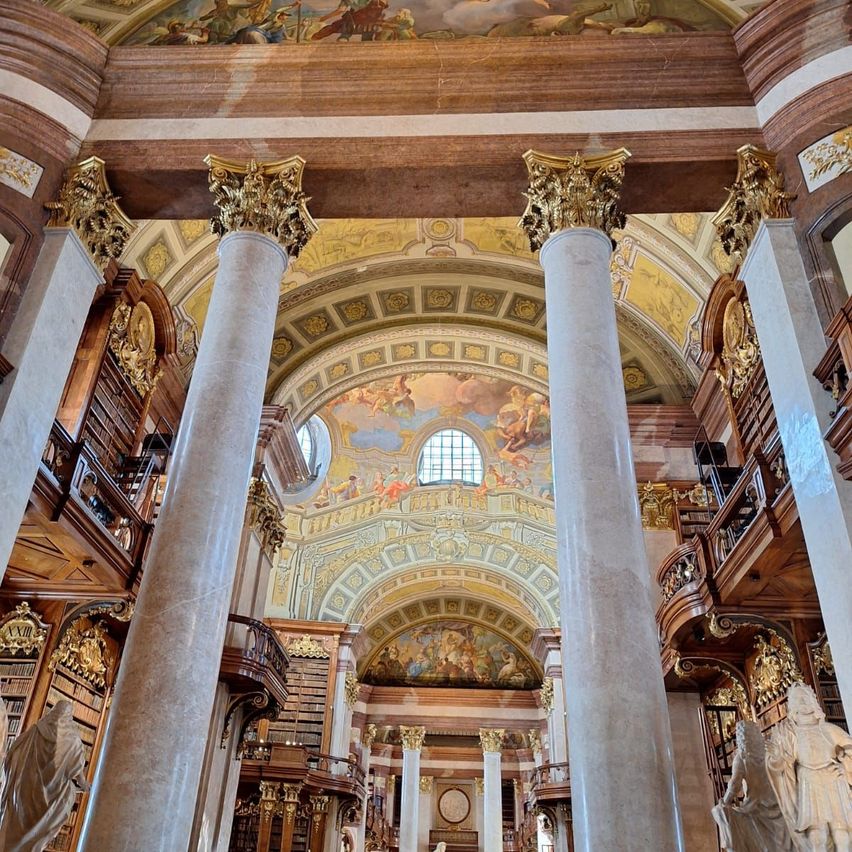 Bild enthält, Architecture, Building, Altar, Church, Person, Adult, Bride, Female, Woman, Indoors
