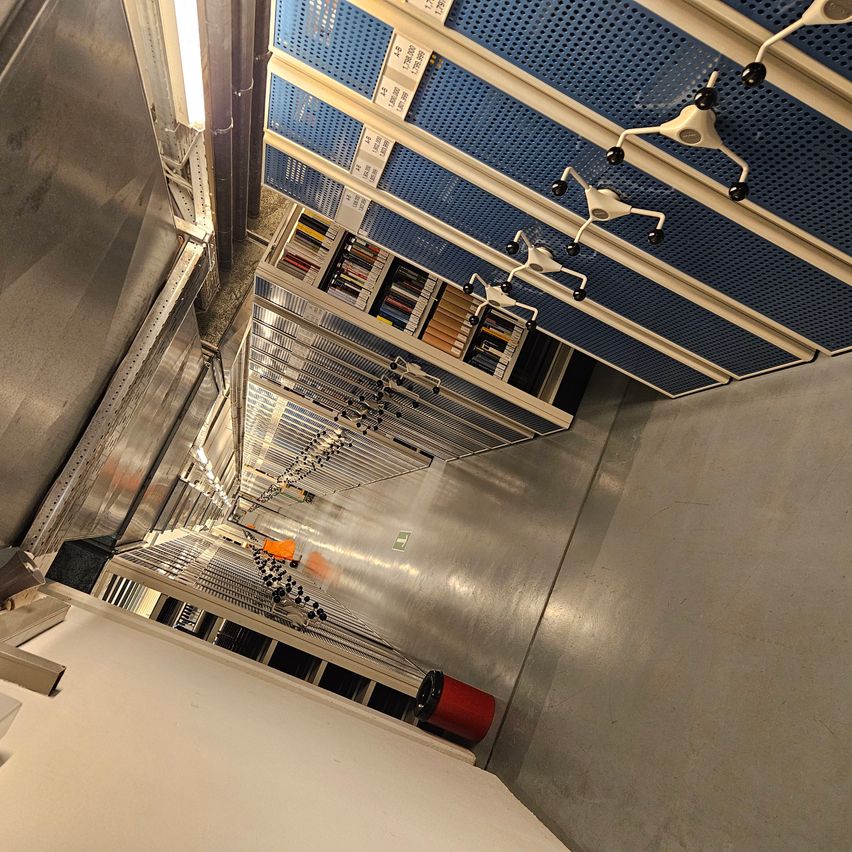 Bild enthält, Architecture, Building, Indoors, Interior Design, Floor, Plywood, Wood