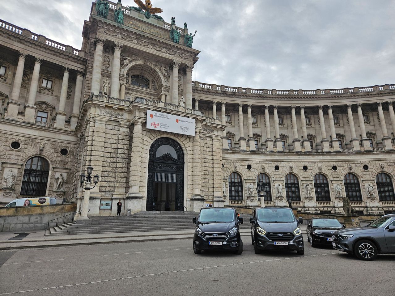 Bild enthält, Architecture, Building, City, Car, Urban, Parliament, Wheel, Cityscape, Person, Arch