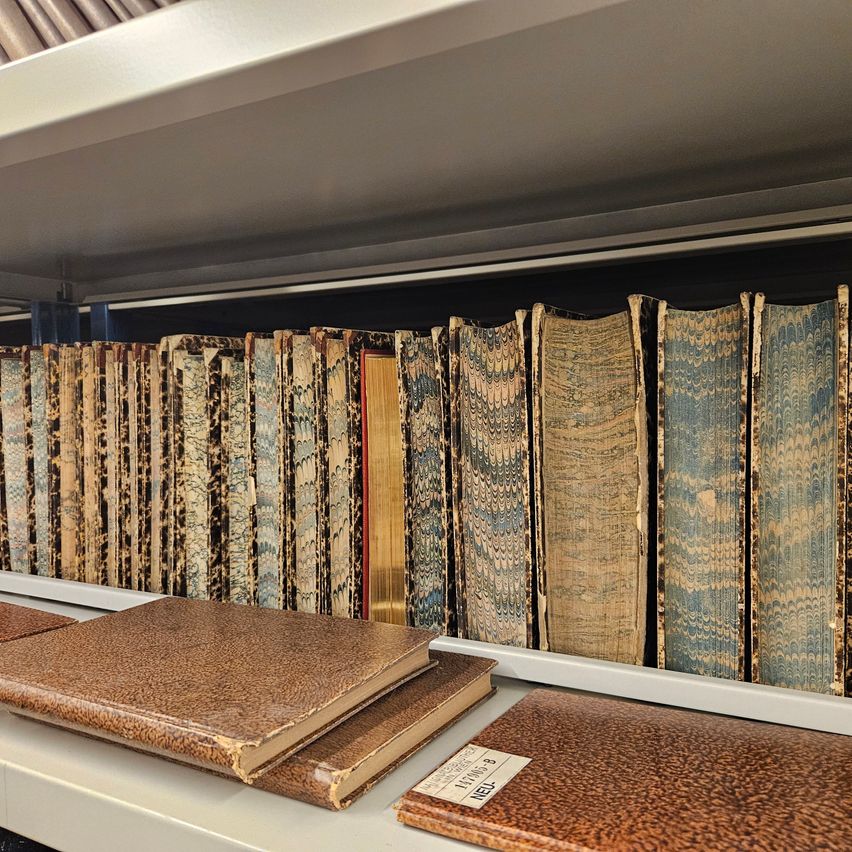 Bild enthält, Book, Publication, Building, Indoors, Library, Interior Design, Shelf, Furniture, Home Decor, Shop