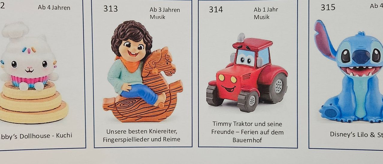 Zwei Bilder von Spielzeug sind zu sehen. Links eine Figur eines Kindes, das einen Holzpferd reitet. Rechts ein roter Spielzeugtraktor mit Augen und einem Lächeln.