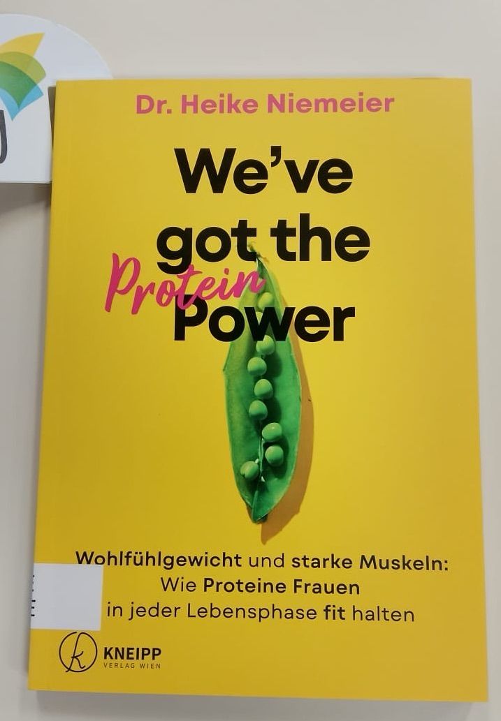 Ein Buchcover mit hellgelbem Hintergrund. Es zeigt eine stilisierte grüne Erbsenschote und den Titel 'We've got the Protein Power' in Rosa und Schwarz. Der Name der Autorin, Dr. Heike Niemeier, ist in Rosa oben angebracht.