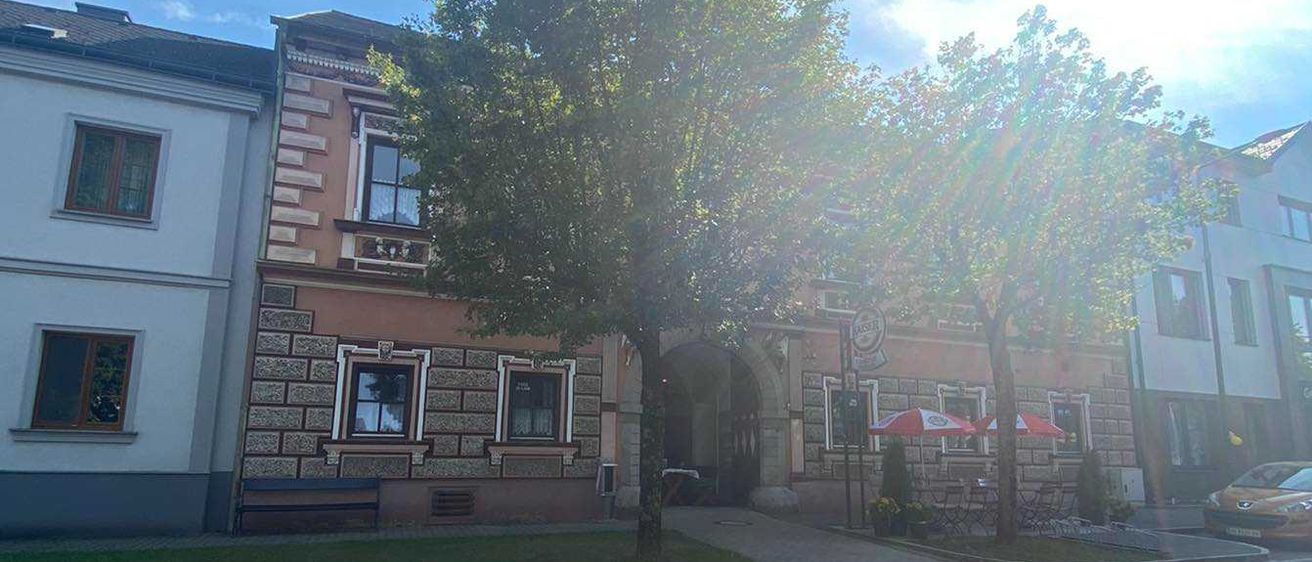 Bild enthält, City, Road, Street, Urban, Neighborhood, Tarmac, Car, Sky, Suburb, Flare