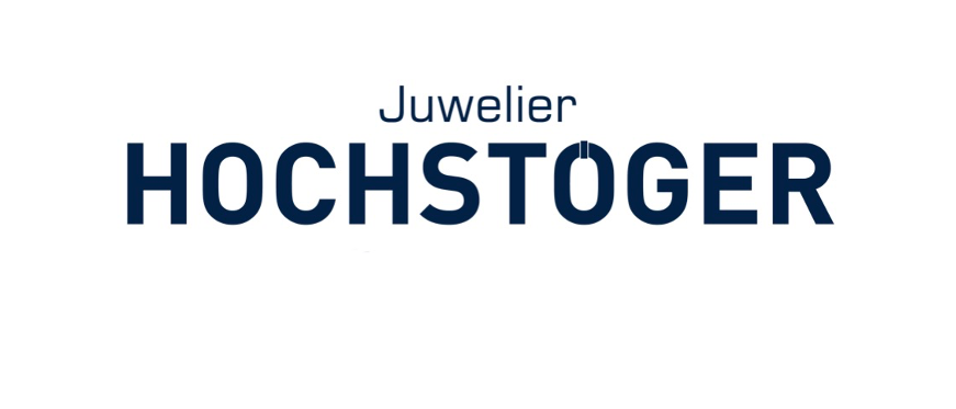 Das Bild zeigt den Namen 'Juwelier HOCHSTOGER' in Blau auf weißem Hintergrund. Es ist ein Logo, bei dem der Name in einer eleganten Serifenschrift geschrieben ist.