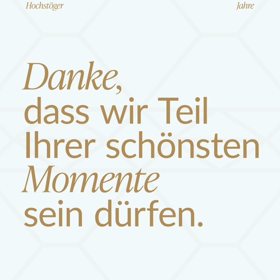 Ein weißer Poster mit goldenem Text, der 'Danke, dass wir Teil Ihrer schönsten Momente sein durften.' lautet. Der Hintergrund hat ein Sechseckmuster.