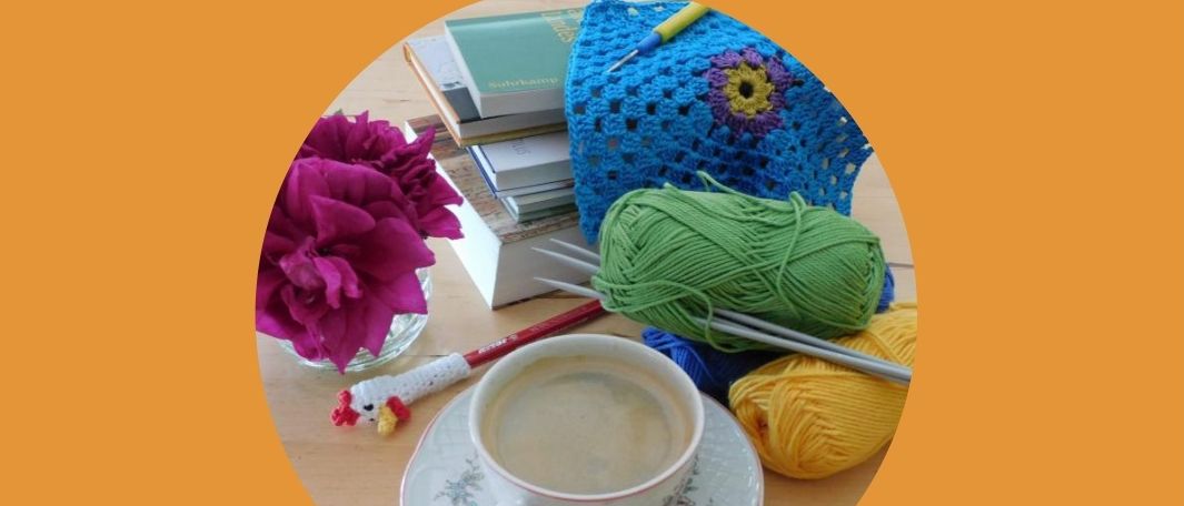 An image with various knitting and crocheting materials, including yarn balls, knitting needles, and a cup of tea. Text reads Bunte Fäden, feine Häppchen with an event announcement for a crafting workshop.
