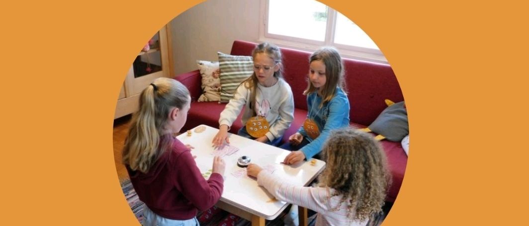 Vier Mädchen spielen Brettspiele in einer Bibliothek. Das Event heißt Spielnachmittag in der Bibliothek. Es findet am 17. April 2026 statt.