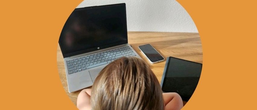 Ein Workshop-Poster zeigt ein Kind, das einen Laptop betrachtet. Der Titel lautet 'Kinder und die digitale Welt'. Es bietet Hintergrundinfos, praktische Tipps und Zeit für Fragen. Datum: 24. Juni 2026, 09:00 bis 11:00 Uhr. Ort: Bibliothek Meiningen, Margrits Haus, Scheidegasse 18. Leiterin: Anna Mahr.