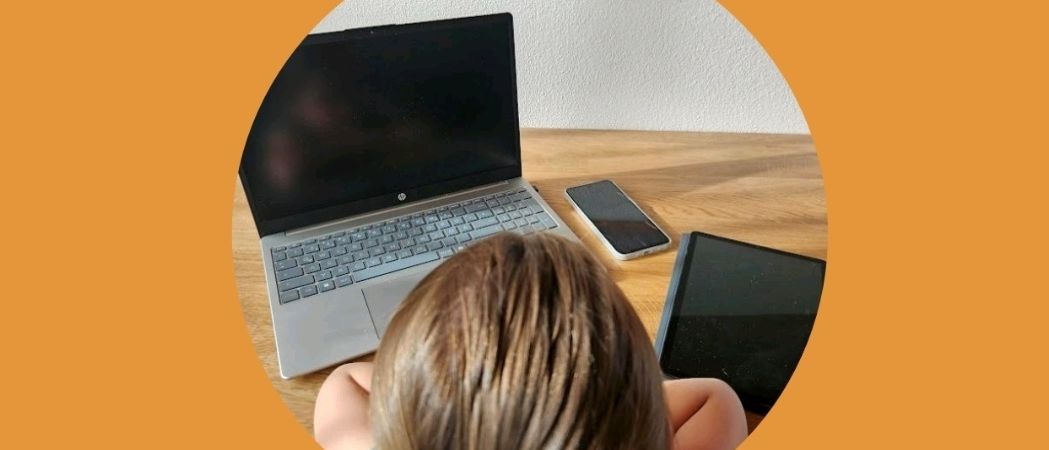 Ein Workshop-Poster zeigt ein Kind, das einen Laptop betrachtet. Der Titel lautet 'Kinder und die digitale Welt'. Es bietet Hintergrundinfos, praktische Tipps und Zeit für Fragen. Datum: 24. Juni 2026, 09:00 bis 11:00 Uhr. Ort: Bibliothek Meiningen, Margrits Haus, Scheidegasse 18. Leiterin: Anna Mahr.