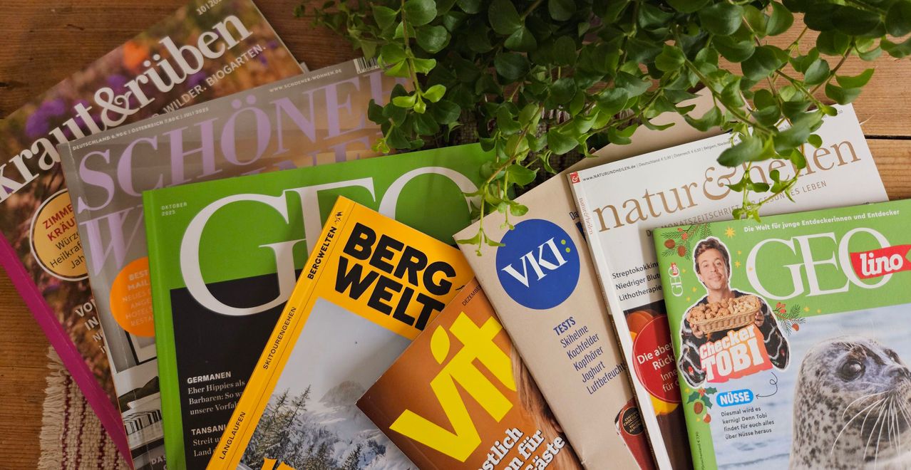 Eine Sammlung deutscher Zeitschriften und Bücher auf einem Tisch, darunter GEO, Bergwelt, Naturheilen und VIKI.