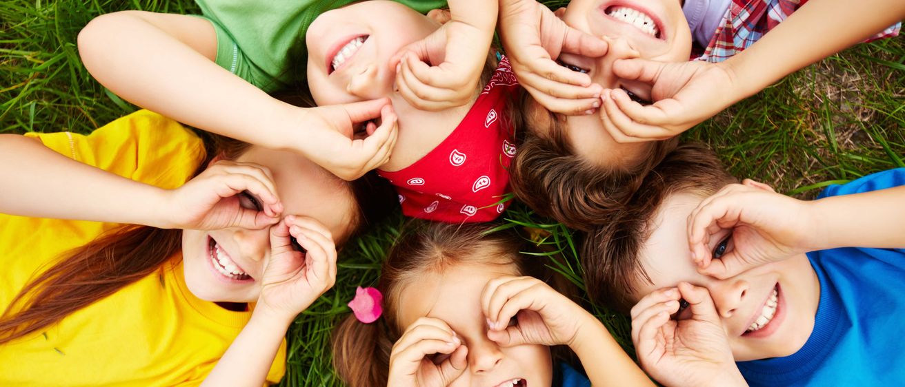 Bild enthält, Head, Person, Face, Happy, People, Grass, Laughing, Child, Female, Girl