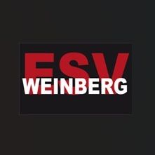 Schwarzer Hintergrund mit weißem quadratischen Rahmen enthaelt fettgedruckten roten und weißen Text, der ESV Weinberg lautet.