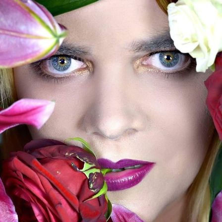 Bild enthält, Face, Head, Person, Portrait, Flower, Petal, Adult, Female, Woman, Rose