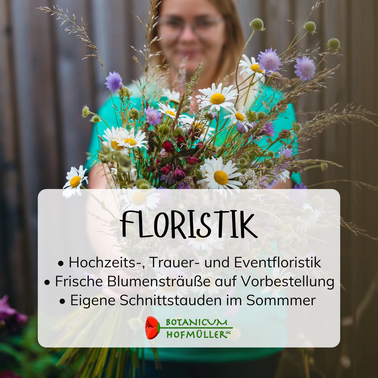 Eine Frau in einem grünen Shirt hält einen Blumenstrauß und präsentiert frische Blumen und Grün. Der Bannertext 'Floristik' listet Punkte zu Hochzeits-, Trauer- und Eventfloristik auf. Es werden auch frische Blumenlieferungen auf Bestellung und eigene Schnittgärten im Sommer erwähnt.