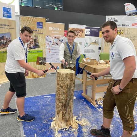 Bild enthält, Tree, Shoe, Boy, Male, Person, Teen, Adult, Man, Belt, Shorts