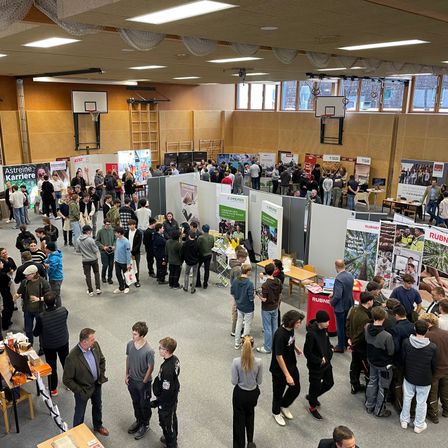 Bild enthält, Indoors, People, Person, Shoe, Furniture, Lounge, Handbag, Glove, Monitor, Shop