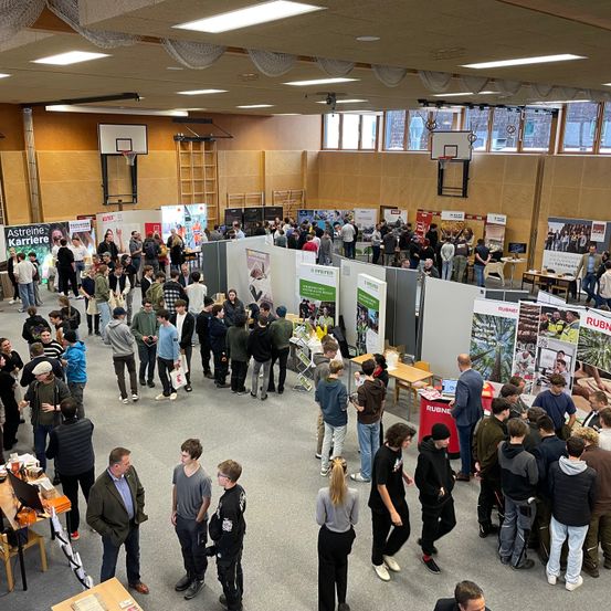 Bild enthält, Indoors, People, Person, Shoe, Furniture, Lounge, Handbag, Glove, Monitor, Shop