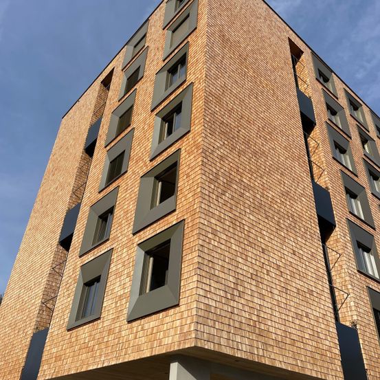 Bild enthält, City, Urban, Building, High Rise, Apartment Building, Interior Design, Condo, Housing, Brick