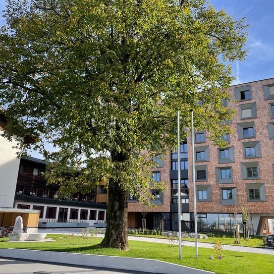 Bild enthält, City, Urban, High Rise, Apartment Building, Car, Building Complex, Person, Condo, Office Building, Tree