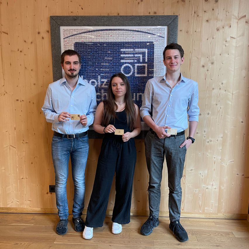 Bild enthält, Groupshot, Person, Pants, Adult, Male, Man, Wristwatch, Female, Girl, Teen