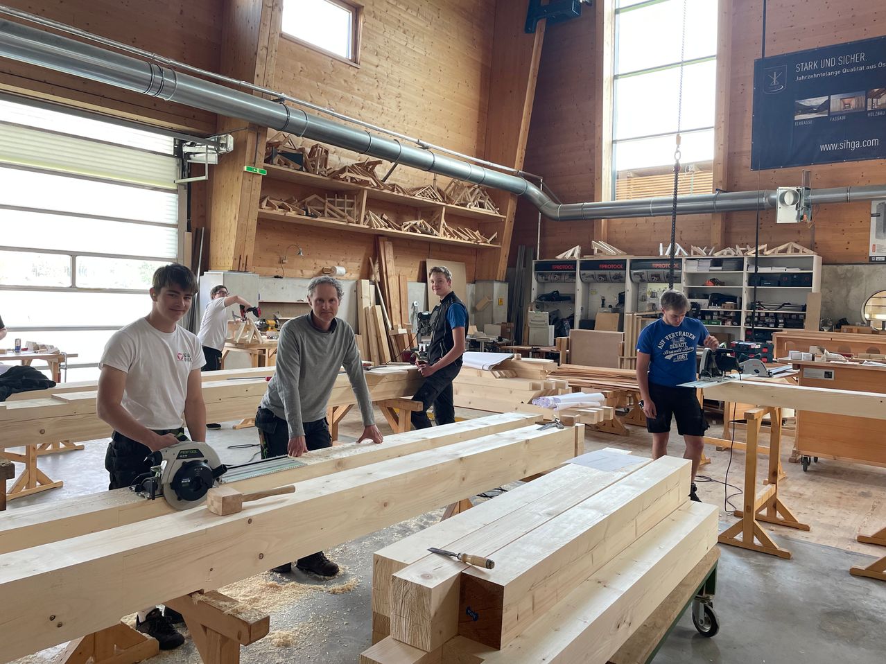 Bild enthält, Factory, Wood, Manufacturing, Workshop, Person, Adult, Male, Man, Boy, Teen