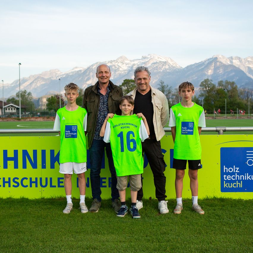 Bild enthält, People, Person, Grass, T-Shirt, Adult, Male, Man, Boy, Child, Field