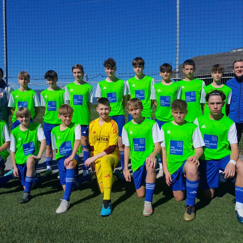 Bild enthält, People, Person, Team, Boy, Child, Male, Shoe, Groupshot, Face, Shorts