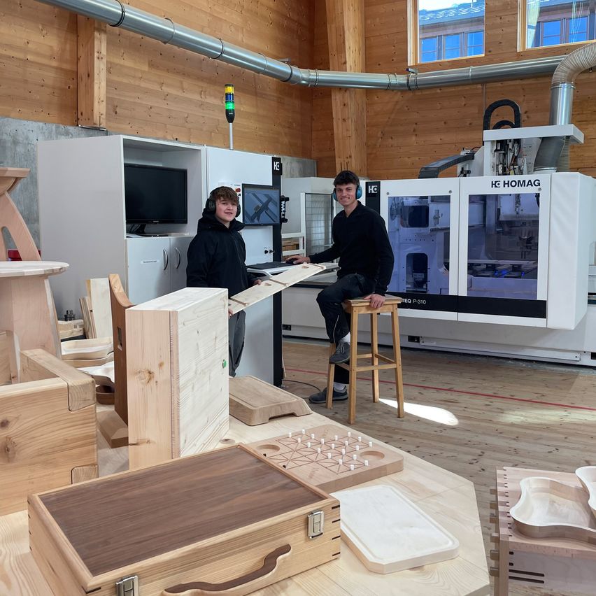 Bild enthält, Factory, Manufacturing, Workshop, Table, Adult, Male, Man, Person, Wood, Monitor