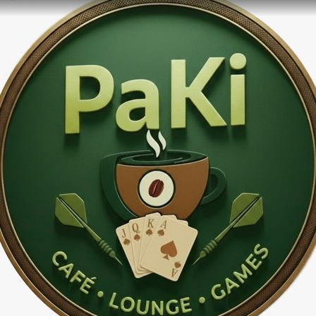 Ein Logo für Paki Café Lounge Games mit einer Kaffeetasse mit Rauch und Spielkarten auf grünem Hintergrund.