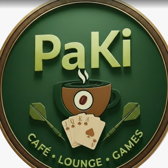 Ein Logo für Paki Café Lounge Games mit einer Kaffeetasse mit Rauch und Spielkarten auf grünem Hintergrund.