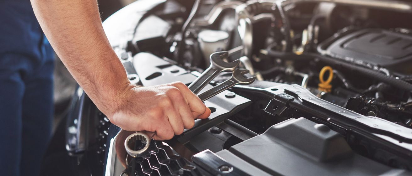 Bild enthält, Adult, Male, Man, Person, Car, Transportation, Vehicle