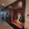 Bild enthält, Indoors, Interior Design, Floor, Flooring, Furniture, Wood, Architecture, Building, Dressing Room, Coat Rack