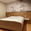 Bild enthält, Indoors, Interior Design, Bed, Furniture, Animal, Bird, Wood, Wood Panels, Bedroom, Home Decor