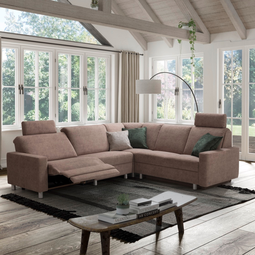 Bild enthält, Couch, Furniture, Table, Living Room, Coffee Table, Home Decor, Plant, Door, Housing, Interior Design