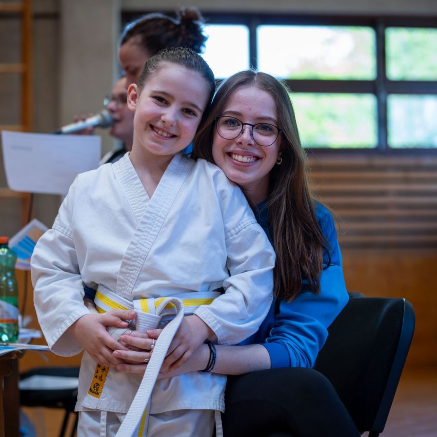 Bild enthält, Wood, Adult, Female, Person, Woman, Hardwood, Dress, Face, Flooring, Glasses