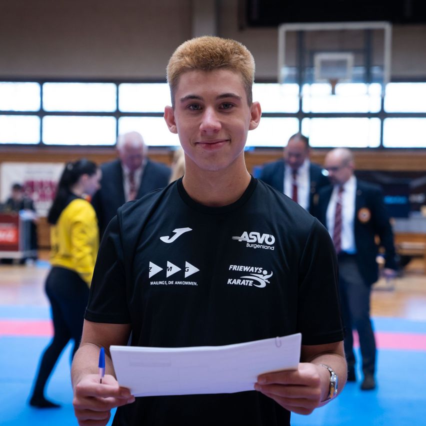 Bild enthält, T-Shirt, Person, Portrait, People, Adult, Female, Woman, Male, Man, Document