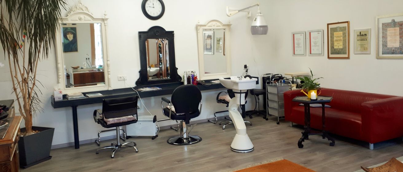 Bild enthält, Indoors, Chair, Couch, Plant, Beauty Salon, Sink, Person, Barbershop, Building, Candle