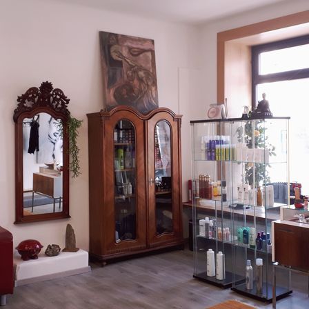 Bild enthält, Building, Furniture, Indoors, Living Room, Candle, Beauty Salon, Interior Design, Person, Flooring, Flower