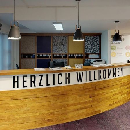 Bild enthält, Furniture, Table, Reception, Indoors, Interior Design, Lamp, Wood, Shop, Chair, Market