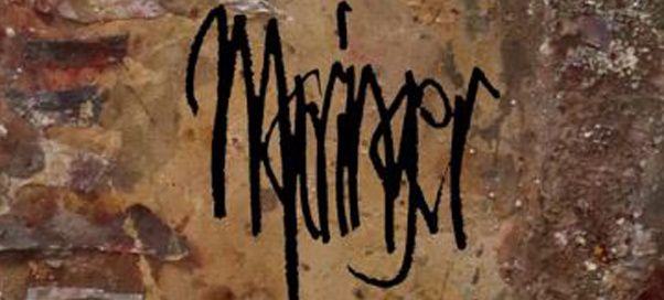 Graffiti des Wortes 'Manager' in fetten schwarzen Buchstaben auf einer verwitterten Backsteinmauer, mit sichtbaren Rissen und Stellen mit abblätternder Farbe.