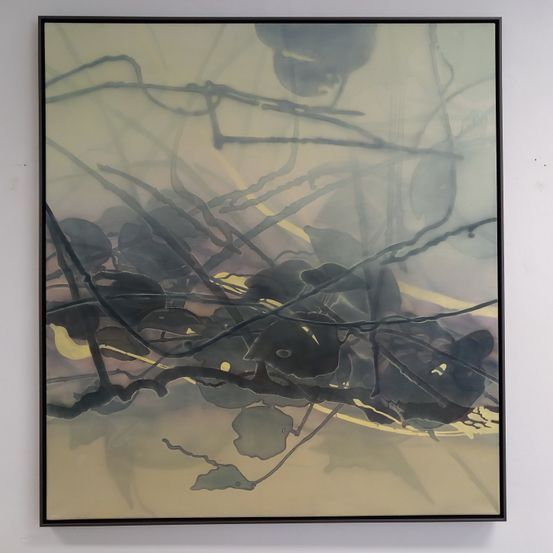 Ein abstraktes Gemälde mit schwarzem und gelbem Hintergrund, das ein Geflecht aus Ästen und Blättern zeigt, montiert an einer weißen Wand in einem schwarzen Rahmen.