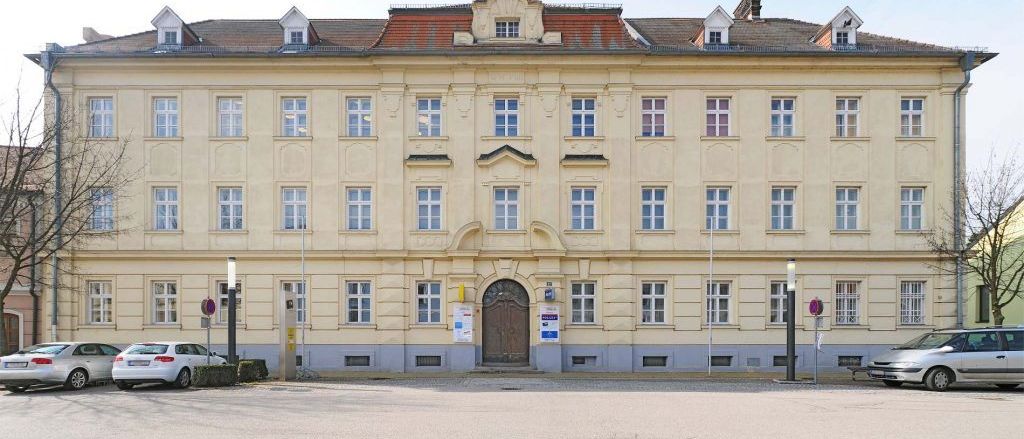 Bild enthält, City, Architecture, Building, Urban, Housing, Car, Vehicle, Condo, House, Wheel